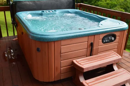 Romantic Log Cabin Hideaway, Hot tub nestled Near the Scenic Mississippi River!