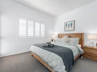 Convenient & Comfy! ~ 2Bed, 2Bath, 2Car, Balcony Hotels in Indooroopilly