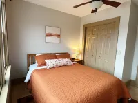 2-Bedroom Apartment in the Heart of Downtown Munising ミューニシングのホテル