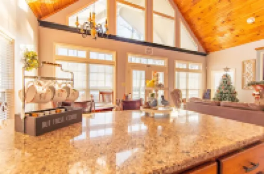 Gorgeous River Cabin King Beds Hot Tub Kayaks Fire Pit.