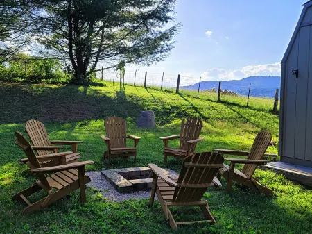 Countryside Mountain House with Awesome Views Отели рядом с достопримечательностью «Блу-Ридж-Паркуэй»