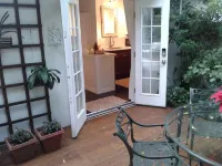 Charming Private Garden Cottage hide away in the heart of Sarasota 새러소타 호텔