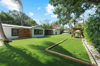 Villa Paraiso: 10 BR Private Mini Resort in Central Miami w/pool, sauna & more Hôtels à proximité de : Edmond J. Safra Synagogue