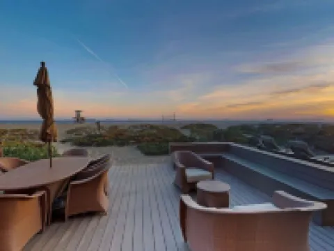 ON THE SAND! Beachfront Huntington Beach 3bd home! Walk out of house on sand!! Hotels in Sunset Beach