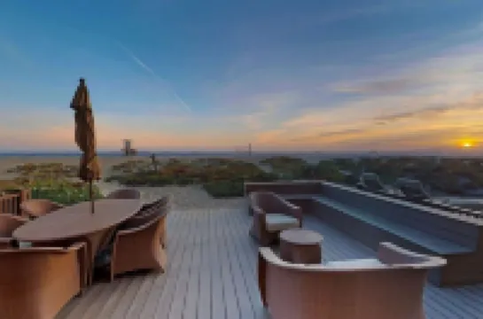 ON THE SAND! Beachfront Huntington Beach 3bd home! Walk out of house on sand!!