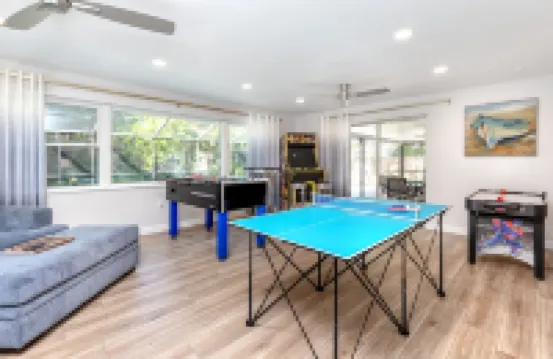 Pelican House: Game Room, Heated Pool, 5 Min to Beaches!