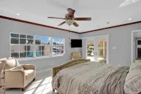 Luxury Water Front, Heated Pool & Jacuzzi, 5br
