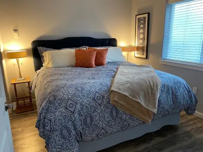 Cute cottage, peek-a-boo view close to everything Anacortes has to offer. Hotels near Little Cranberry Lake: A Avenue Trailhead