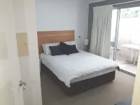 Neat, clean, 1 bedroom close to Shoal Bay Beach !