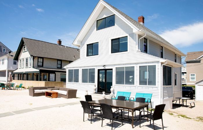 PRIVATE BEACH: A SLICE OF HEAVEN @ NIANTIC W/ 6 QUEENS 1 FULL BED