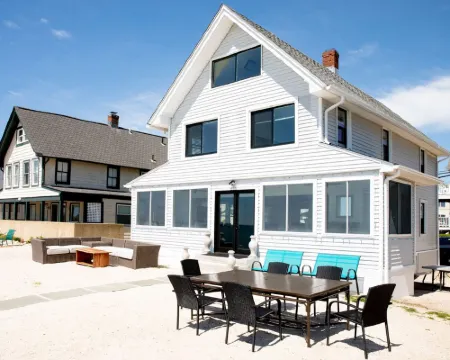 PRIVATE BEACH: A SLICE OF HEAVEN @ NIANTIC W/ 6 QUEENS 1 FULL BED Hotels in Niantic