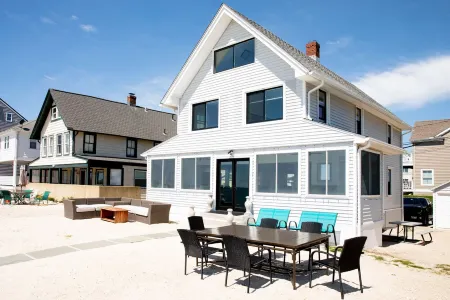 PRIVATE BEACH: A SLICE OF HEAVEN @ NIANTIC W/ 6 QUEENS 1 FULL BED