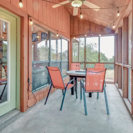 Mata'Zamo Cliffside Cabin, 1000 Acres Hiking Trails, Farm Animals, Family Fun!