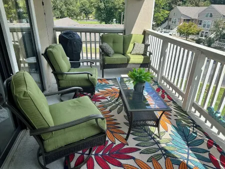 2 BR at Pointe Royale Golf Course. Steps from Lake Taneycomo. Gorgeous views Отели в г. Брэнсон