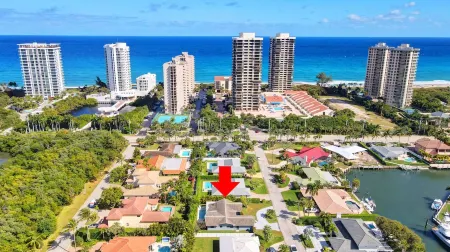 Beach House with Pool, Luxurious & Contemporary Отели рядом с достопримечательностью «Coconuts on the Beach»