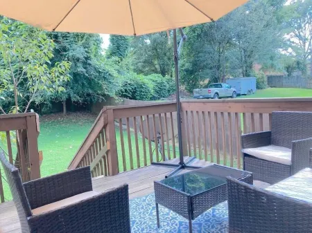 Cozy townhome with TWO KING and ONE QUEEN Beds Отели рядом с достопримечательностью «Riverside Day Use Area»