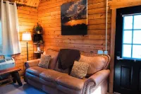 2 Lakeside : Charming 2-bedroom cabin with AC, WiFi in welcoming Solgohachia