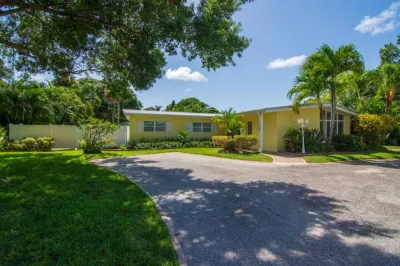 Central Vero Family Bungalow 6 Bed, 3 Bath w/ Heated Pool