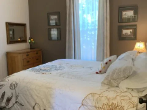 Historic Queen Anne Victorian in the Heart of Windsor Hotels in Windsor