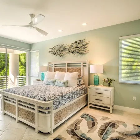 Island Luxury, Upscale, Walk to Sombrero Beach!
