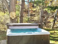 Stylish & Spacious Home with Hot Tub & 3-Season Deck Ξενοδοχεία στην πόλη Douglas