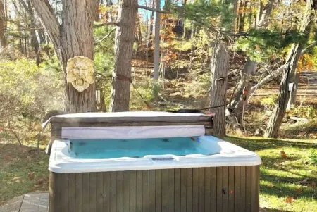 Stylish & Spacious Home with Hot Tub & 3-Season Deck Отели в г. Дуглас