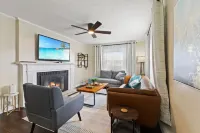 Entire house in Speedway! Pool~Big Yard~King Beds Hotels in Speedway