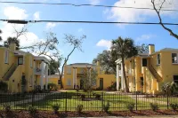 C8, Perfect location, historic downtown, balcony,  near beaches, FREE parking!
