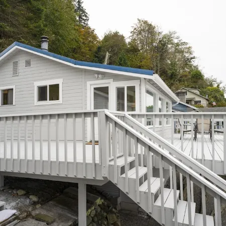 Gorgeous Puget Sound Views w/Huge Deck & Sunsets