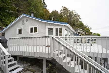 Gorgeous Puget Sound Views w/Huge Deck & Sunsets
