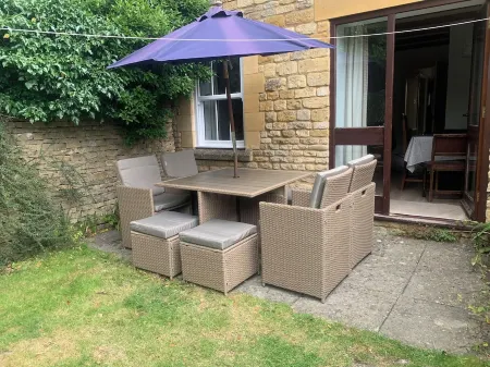 Cosy Carol Cottage Just Off The High Street