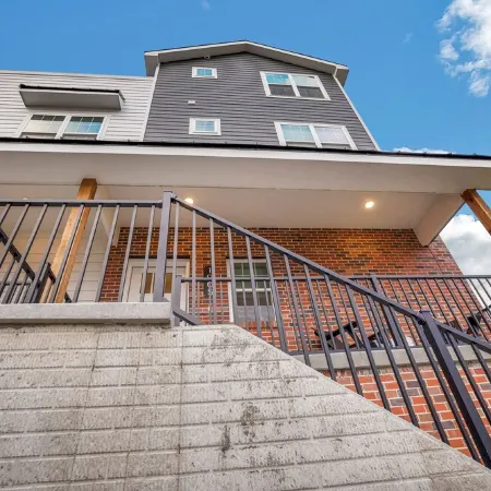 New 3 Bed 4 Bath Townhouse w Porch& Rooftop Deck- 5 Min to Downtown!