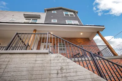 New 3 Bed 4 Bath Townhouse w Porch& Rooftop Deck- 5 Min to Downtown! โรงแรมใน