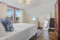 Cottage on Park - Close to Lake!