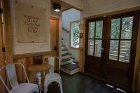 Al's Nest: Secluded Treehouse Overlooking Creek