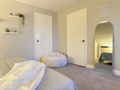 New, Clean, Downtown Getaway! Hotels near Wesley United Methodist Church, Concord, NH