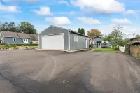 Cozy Spotless Lake Cottage-  Flowers Galore, Fall Foliage and Gorgeous Sunsets