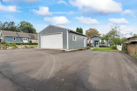 Cozy Spotless Lake Cottage-  Flowers Galore, Fall Foliage and Gorgeous Sunsets