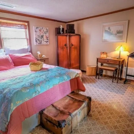 Charming Waterfront Cottage – Private Dock, Panoramic Views, and Park Passes!