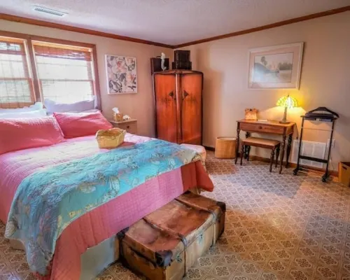 Charming Waterfront Cottage – Private Dock, Panoramic Views, and Park Passes! Hotels in Murrells Inlet
