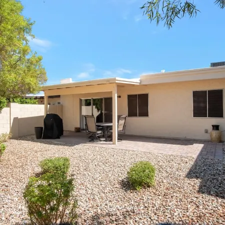 Beautiful Clean Townhome in East Mesa - w/Community Heated Pool