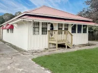 Feeling Beachy Cottage, Sleeps 6, Steps away from the beach!