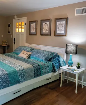 “Cute & Quaint” define this downtown vintage Studio apartment!