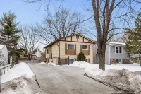 Charming 3 Beds/2 Baths Home- 2 miles to Lake Phalen