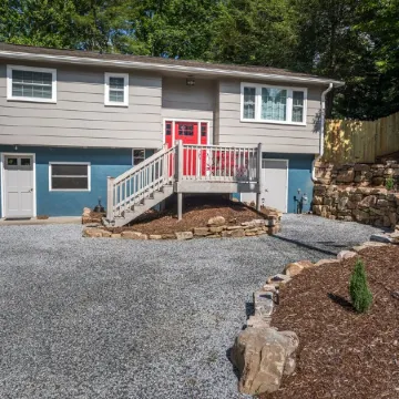 New! Cozy Mountain Retreat Near Pisgah Forest & DownTwn. Pet Friendly/Game Room!