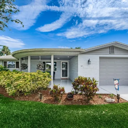 Serene Lakefront home in Tampa Bay, close to beaches and downtown Tarpon Springs