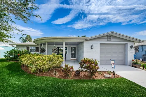 Serene Lakefront home in Tampa Bay, close to beaches and downtown Tarpon Springs