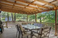 Enid Lake's charming 3-bedroom cabin with WiFi and AC in quaint Plum Point