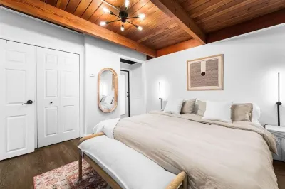 PNW Downtown Hobbit Home - Detached game-room & Outdoor pizza oven! Hotel in zona Interstate Bridge