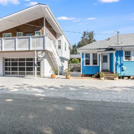 Cozy Modern Studio - Free Parking with Washer & Dryer Perfect for 1 or 2 People!